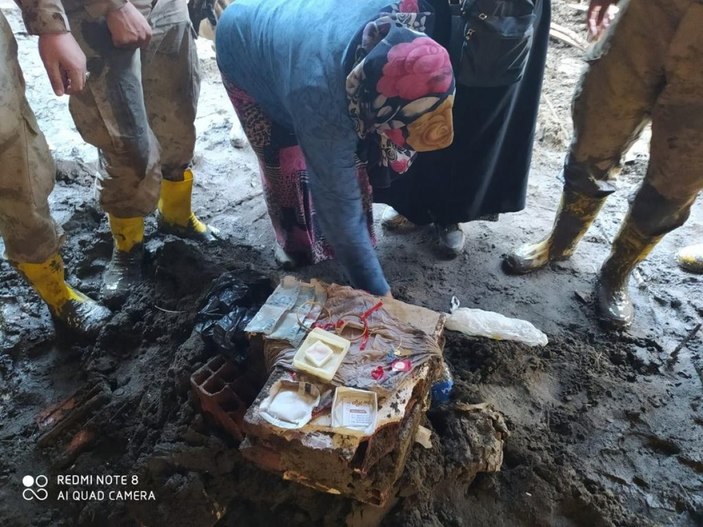 Kastamonu’da jandarma, balçıkta bulunan altınları sahiplerine ulaştırdı