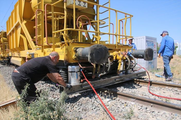 Sivas'ta manevra yapan yük treni raydan çıktı