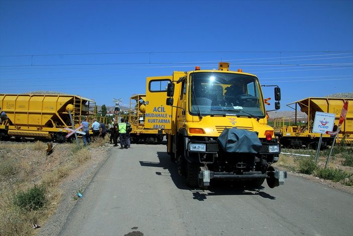 Sivas'ta manevra yapan yük treni raydan çıktı