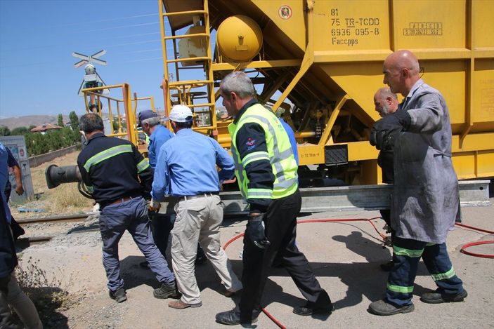 Sivas'ta manevra yapan yük treni raydan çıktı