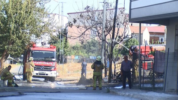Avcılar’da kulübede çıkan yangın, elektrik tellerini kopardı