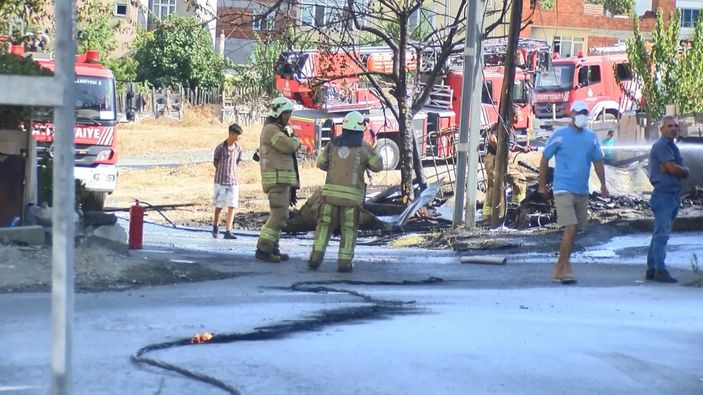 Avcılar’da kulübede çıkan yangın, elektrik tellerini kopardı