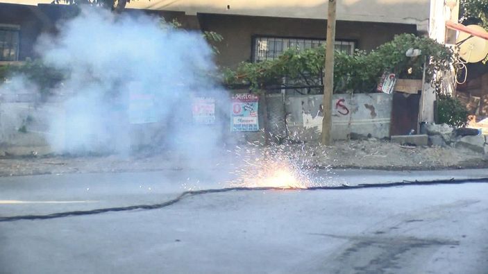 Avcılar’da kulübede çıkan yangın, elektrik tellerini kopardı