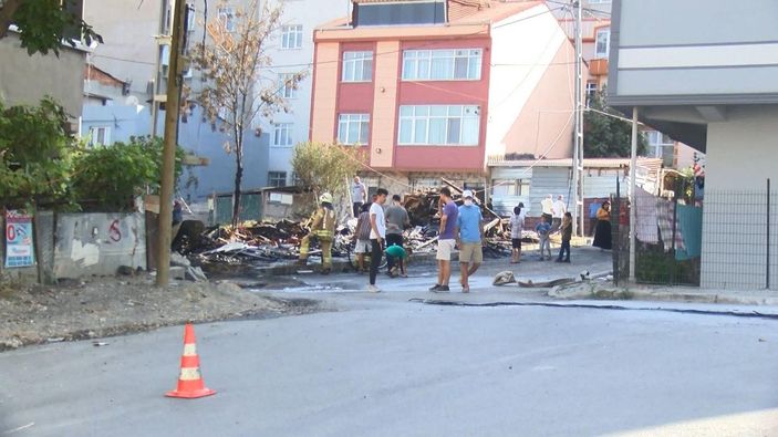 Avcılar’da kulübede çıkan yangın, elektrik tellerini kopardı