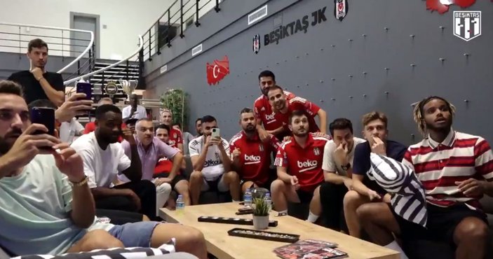 Beşiktaşlı futbolcular kura çekimini beraber takip etti