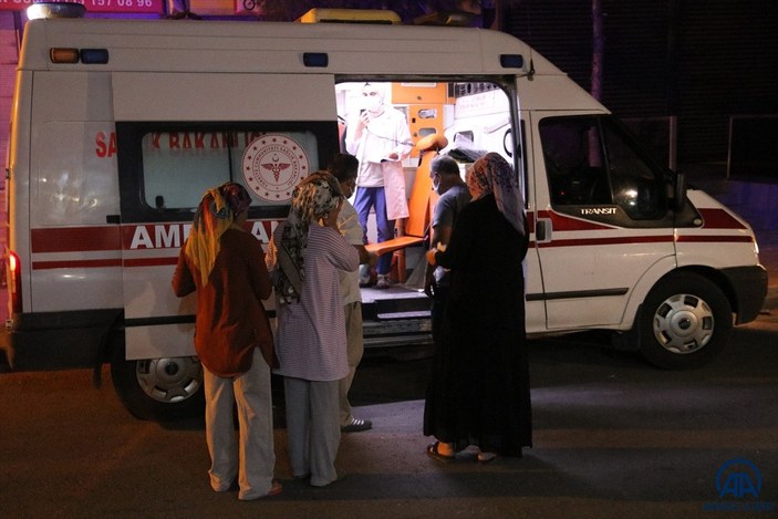 Diyarbakır'da sağlık çalışanları site site dolaşarak apartman sakinlerini aşılıyor