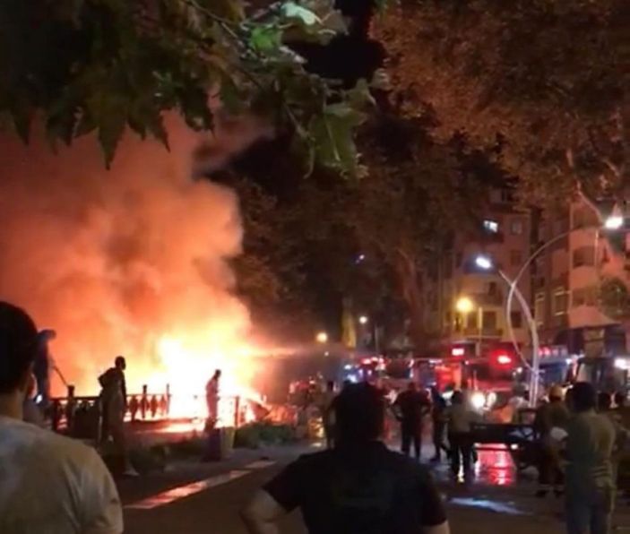 Düzce'deki ahşap kafede başlayan yangın restorana sıçradı