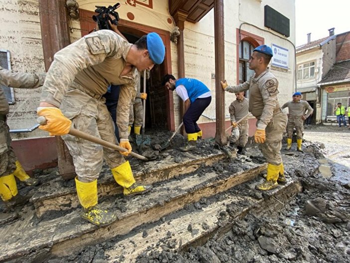 Bozkurt'taki selde balçıkla kaplanan 113 yıllık cami temizlendi