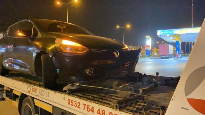 Bursa'da seyir halindeki iki otomobil çarpıştı: 1'i ağır 2 yaralı