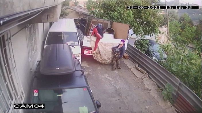 d Sarıyer’de arabanın motorunu çalınma anları kamerada