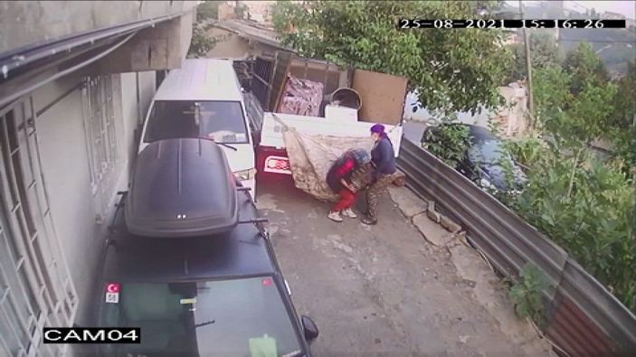 d Sarıyer’de arabanın motorunu çalınma anları kamerada