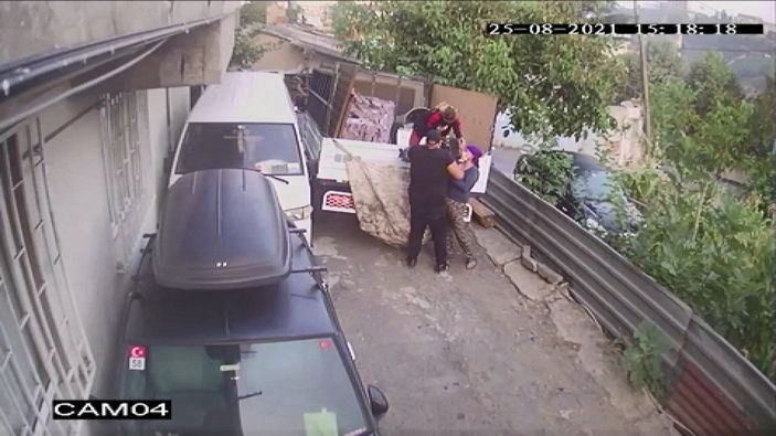 d Sarıyer’de arabanın motorunu çalınma anları kamerada