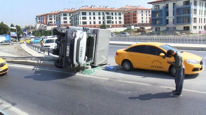 Esenler'de ambalaj yüklü kamyonet devrildi