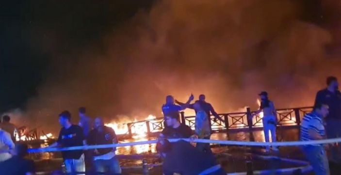 Düzce'deki ahşap kafede başlayan yangın restorana sıçradı