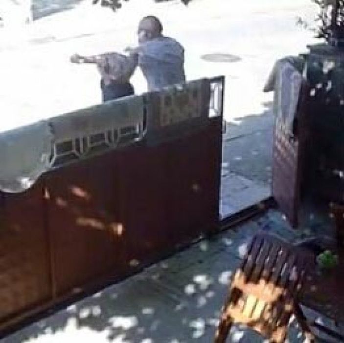 d Aydın’da, kapıyı süpüren komşusunu yumruklarla darbetti