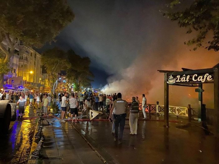 Düzce'deki ahşap kafede başlayan yangın restorana sıçradı