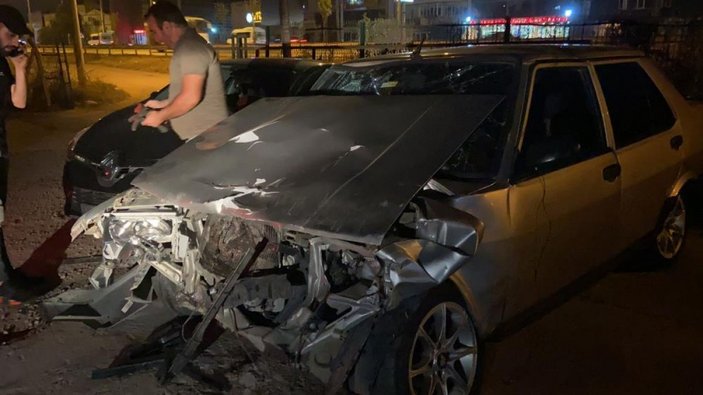 Bursa'da seyir halindeki iki otomobil çarpıştı: 1'i ağır 2 yaralı