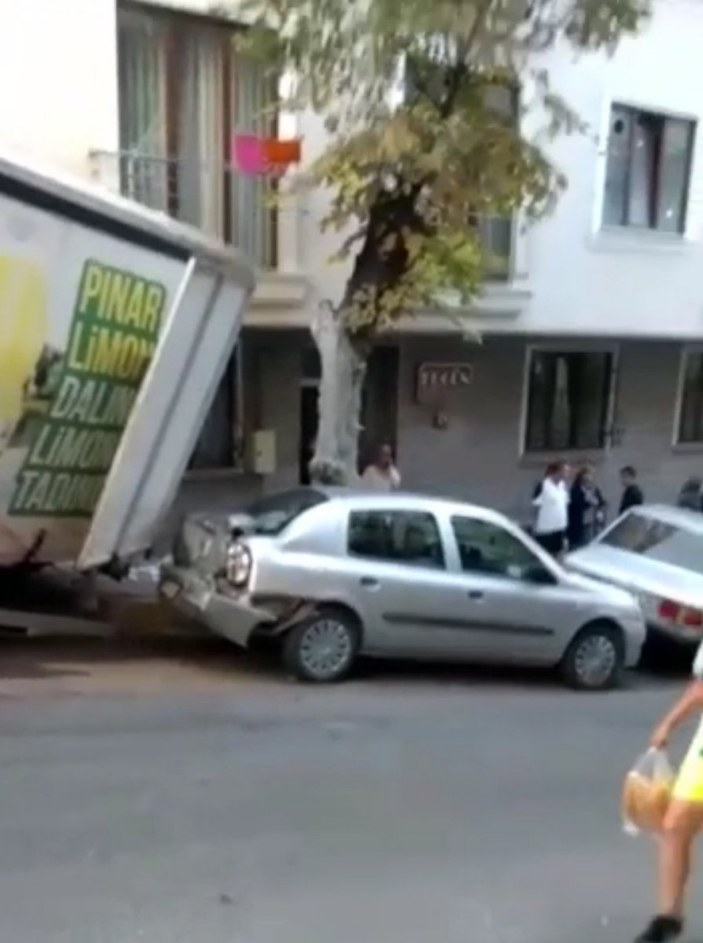 Bursa'da freni patlayan kamyon ortalığı birbirine kattı