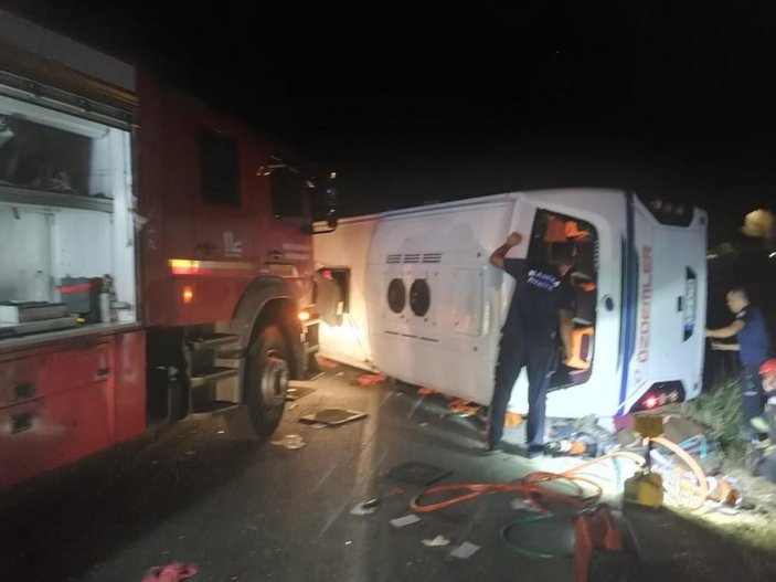 Manisa'da işçi servisi otomobille çarpıştı