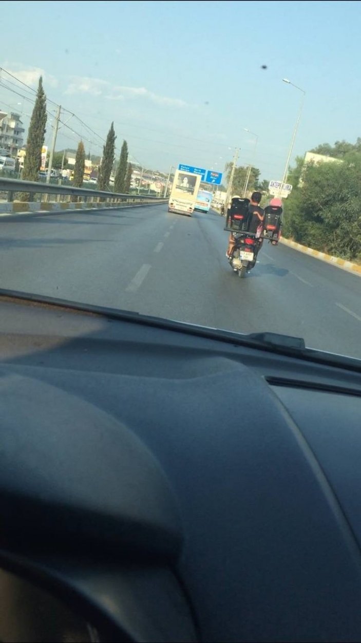 Antalya’da motosiklet üzerinde ‘pes’ dedirten yolculuk