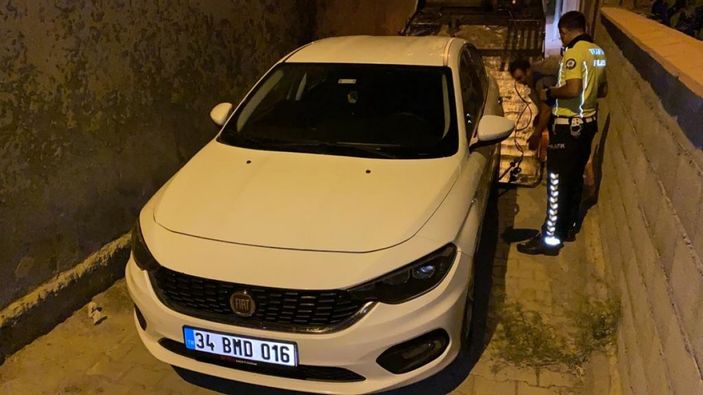 Bursa’da polisten kaçarken çıkmaz sokağa girince, aracını bırakıp kaçtı
