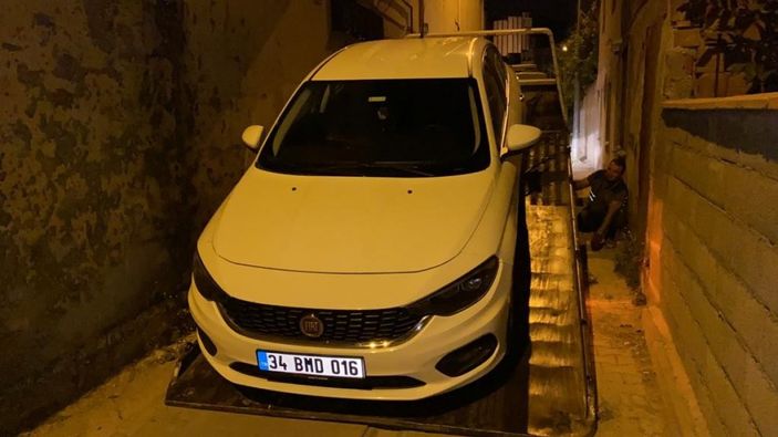 Bursa’da polisten kaçarken çıkmaz sokağa girince, aracını bırakıp kaçtı