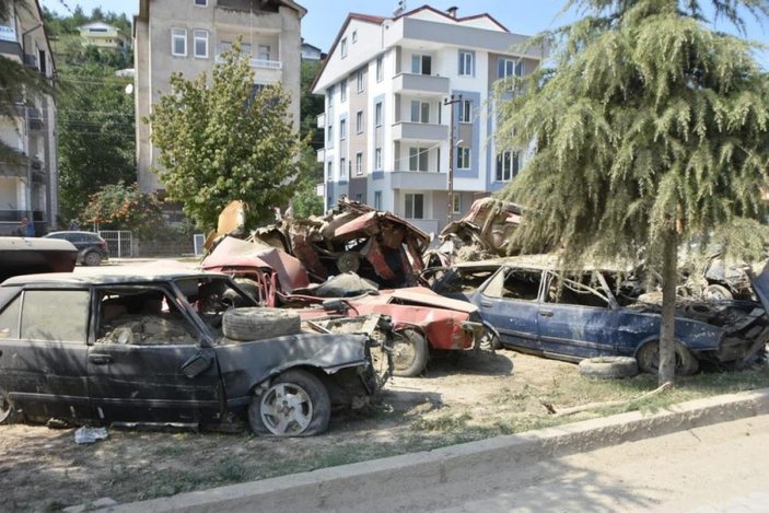 Sinop'ta yaşanan sel nedeniyle yüzlerce araç zarar gördü