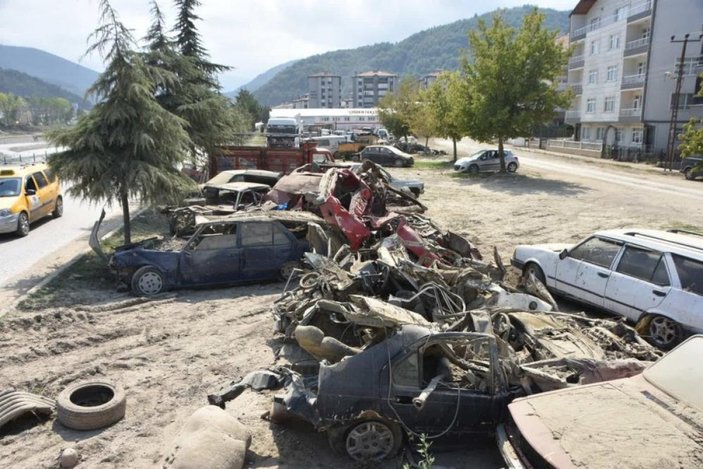 Sinop'ta yaşanan sel nedeniyle yüzlerce araç zarar gördü