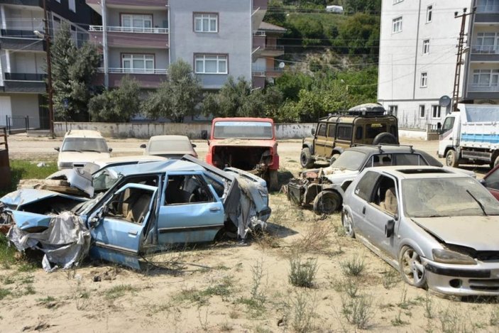 Sinop'ta yaşanan sel nedeniyle yüzlerce araç zarar gördü