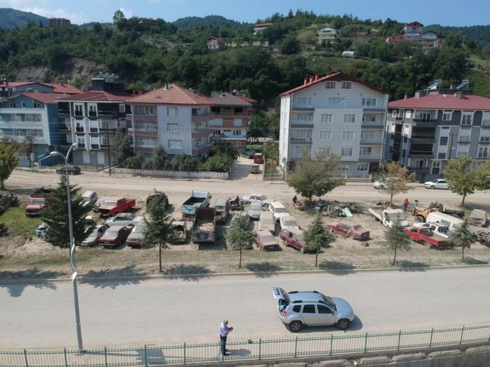 Sinop'ta yaşanan sel nedeniyle yüzlerce araç zarar gördü