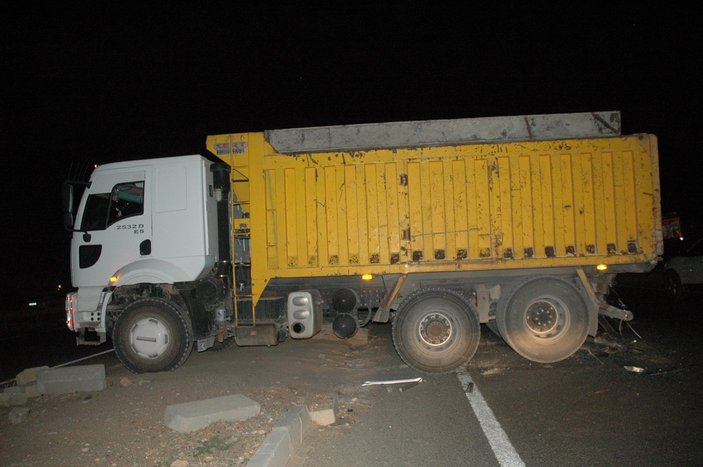 Diyarbakır'da otomobil ile kamyon çarpıştı: 1 ölü, 3 yaralı