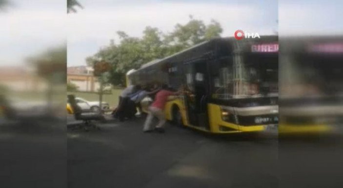 Bayrampaşa’da, askıda kalan İETT otobüsünü vatandaşlar itti