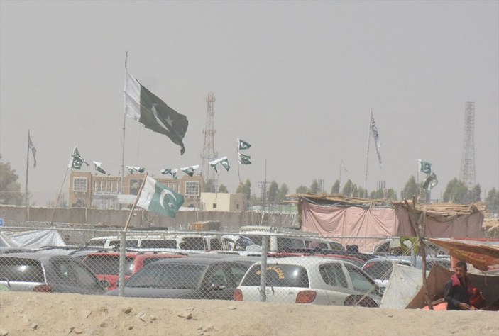 Afganların Pakistan sınırındaki bekleyişi sürüyor