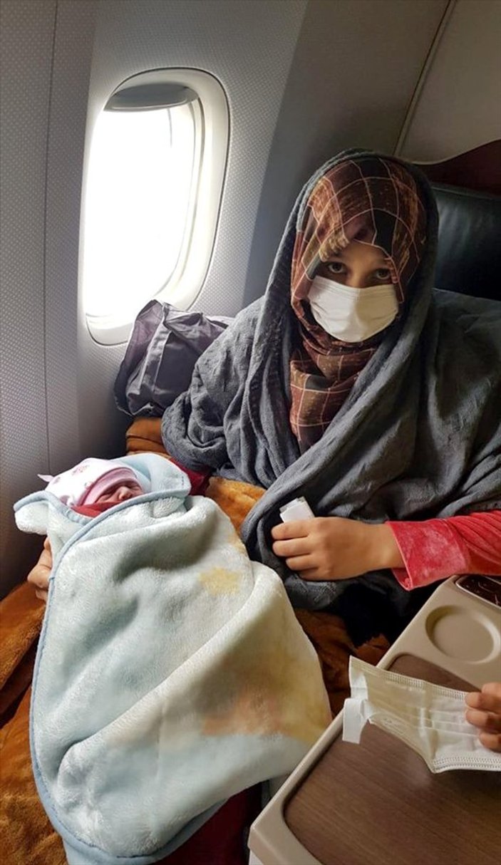 THY'nin tahliye uçuşunda Afganistan vatandaşı doğum yaptı
