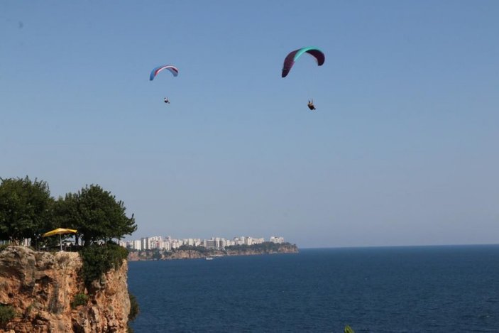 Antalya'da yasağa aldırmayan İtalyan paraşütçü aydınlatma direğine takıldı