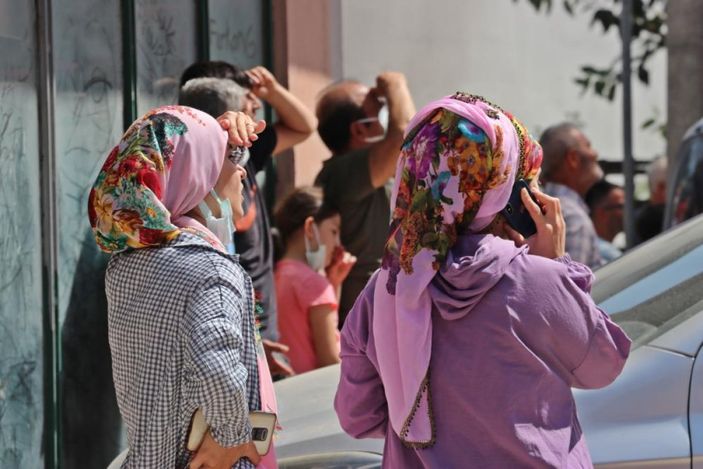 Kocaeli'deki binanın çatı katında yangın çıktı