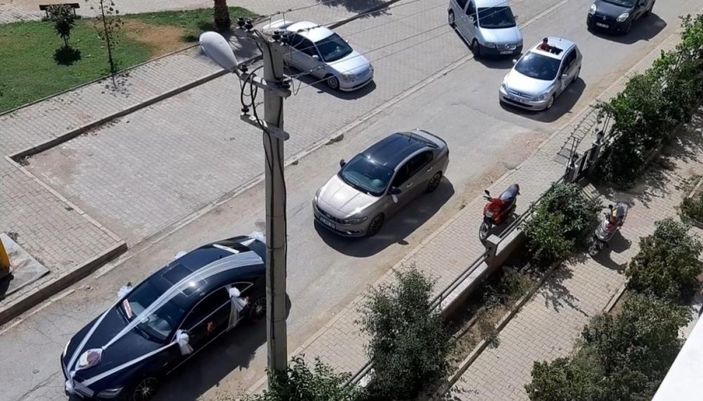 İzmir'deki düğün konvoyunda havaya ateş açıldı