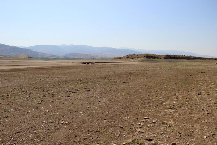 Sivas'ta suların çekildiği baraj, yürüyüş alanına döndü