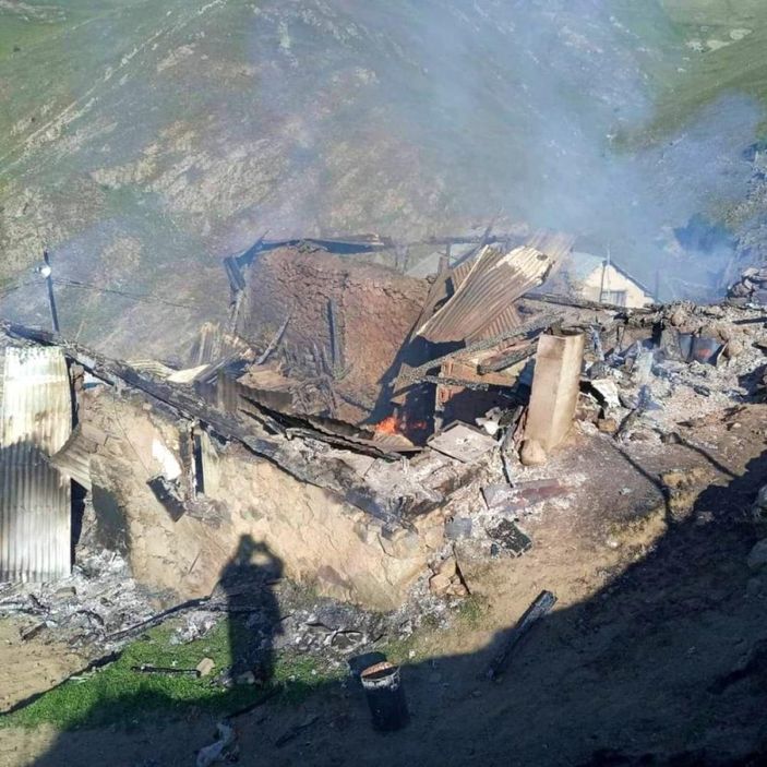 i Gümüşhane'de çıkan yangında 2 ev küle döndü