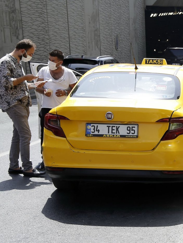 Taksim'de taksici ile tartışan Faslı turist sinir krizi geçirdi