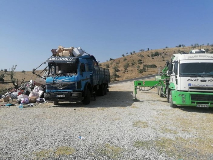 Manisa'da freni tutmayan kamyon yan yattı: 7 kişi yaralandı
