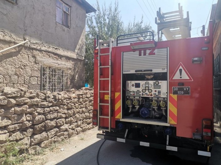 Kayseri'de annesinden para alamayan şahıs evini yaktı