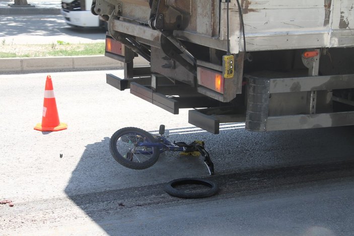 Elazığ'da kamyonun altına kalan bisikletli hayatını kaybetti