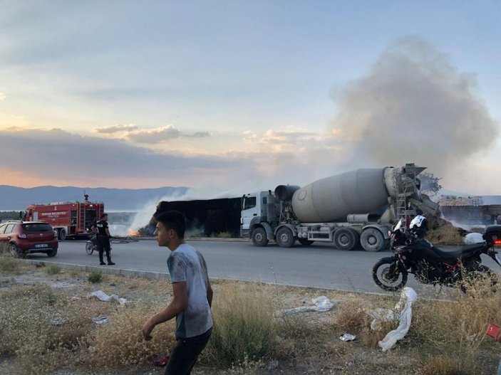 Burdur'da tır üzerindeki saman balyalar yandı