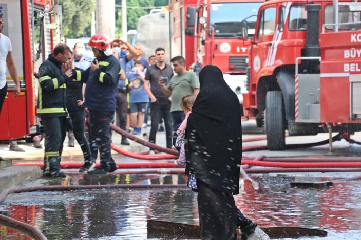 Kocaeli'deki binanın çatı katında yangın çıktı