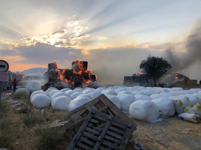 Burdur'da tır üzerindeki saman balyalar yandı