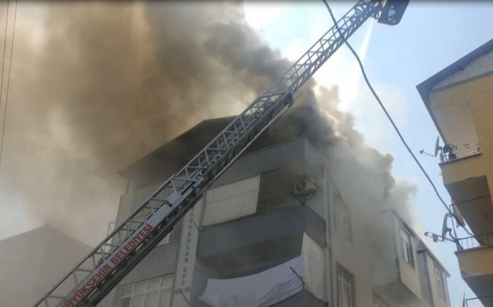 Kocaeli'deki binanın çatı katında yangın çıktı
