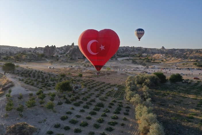 Nevşehir'de ay yıldız desenli balon havalandı