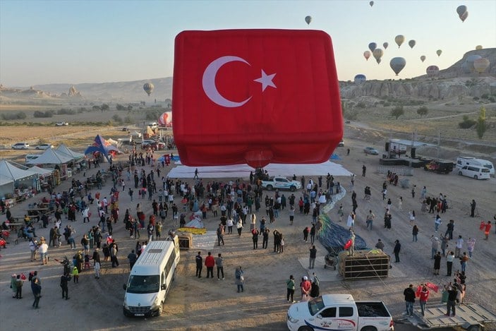 Nevşehir'de ay yıldız desenli balon havalandı