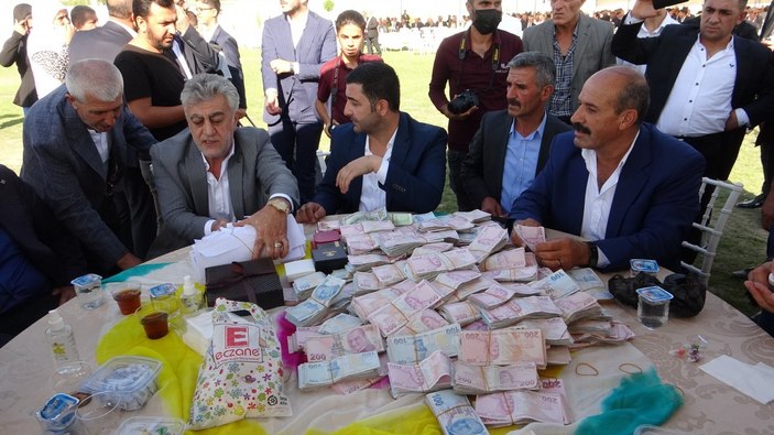 Van'daki aşiret düğününde 3 buçuk milyon lira takı takıldı